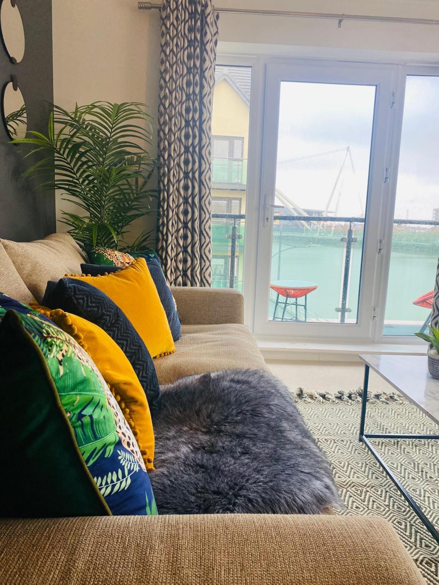 Luxury 2 Bedroom Waterfront Apartment With Balcony Нюпорт Екстериор снимка